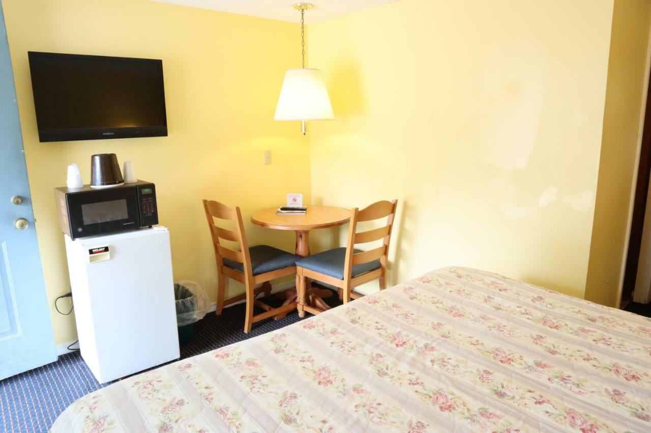 The Villager Motel Bartlett Bagian luar foto
